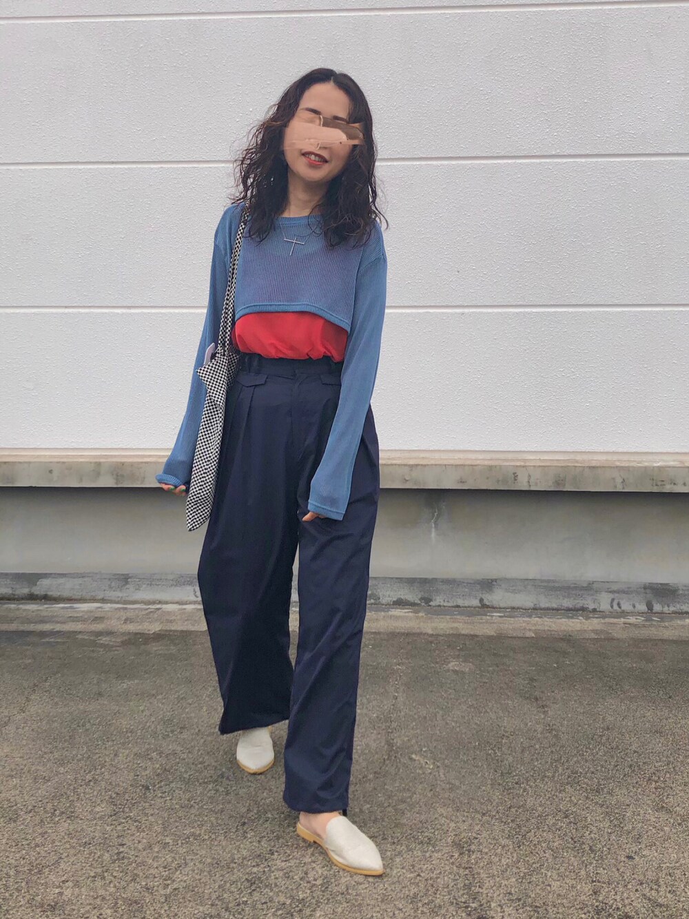 ブルー系のTシャツ/カットソー、ピンク系のワンピース、ブルー系のその他パンツを着用したレディースの秋コーディネートの1枚目の写真