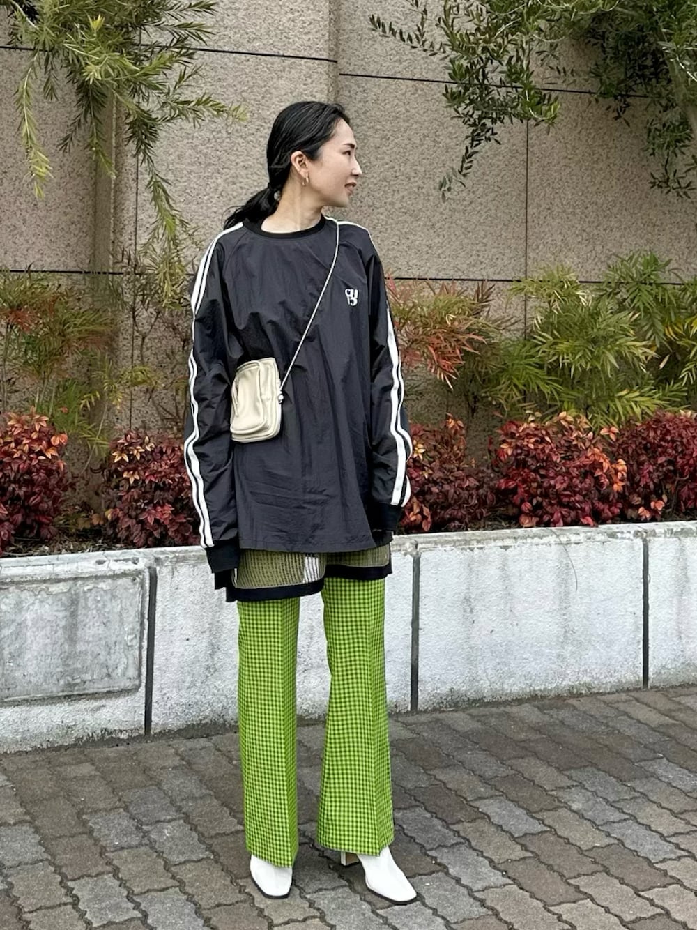 ブラック系のTシャツ/カットソー、グリーン系のニット/セーター、グリーン系のその他パンツを着用したレディースの春コーディネートの1枚目の写真