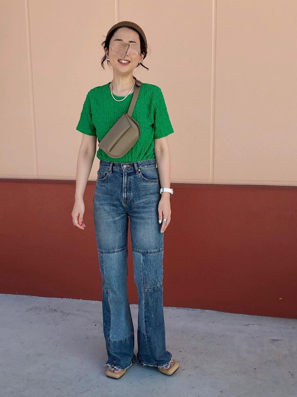 グリーン系のTシャツ/カットソー、ブルー系のデニムパンツ、ベージュ系のボディバッグ/ウエストポーチを着用したレディースの夏コーディネートの1枚目の写真