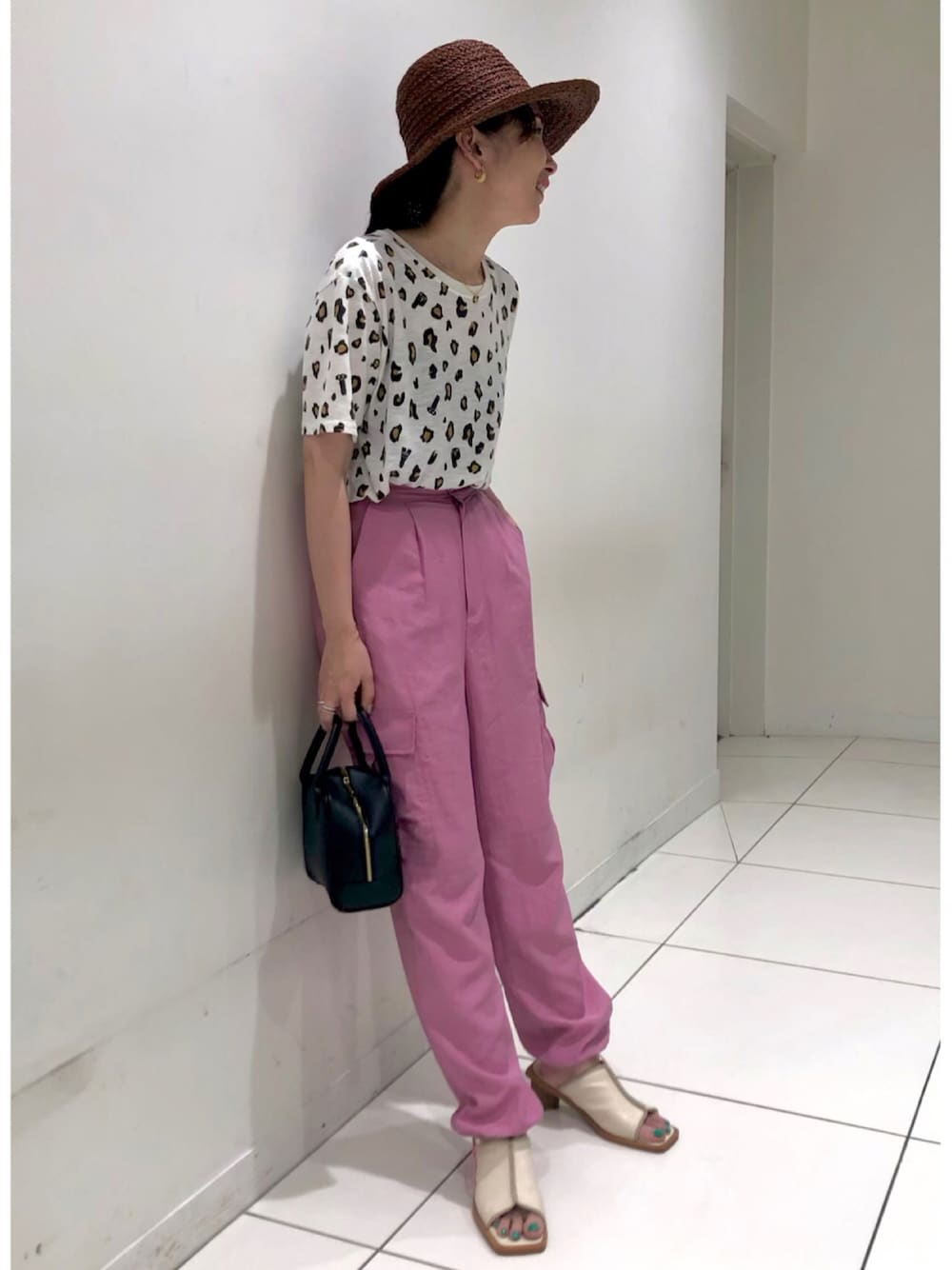 「ビタミンカラー、夏だ！Tシャツ着よう！、スクエアトゥ、サンダル、レオパード、麦わら帽子、カーゴパンツ、Tシャツ」｜「La Maison de Lyllisの【La Maison de Lyllis】FRUITS HAT/フルーツハット/2202003（ハット、ブラウン系）」を使った、maccoさん（レディース・162cm）の夏コーディネートの1枚目の写真