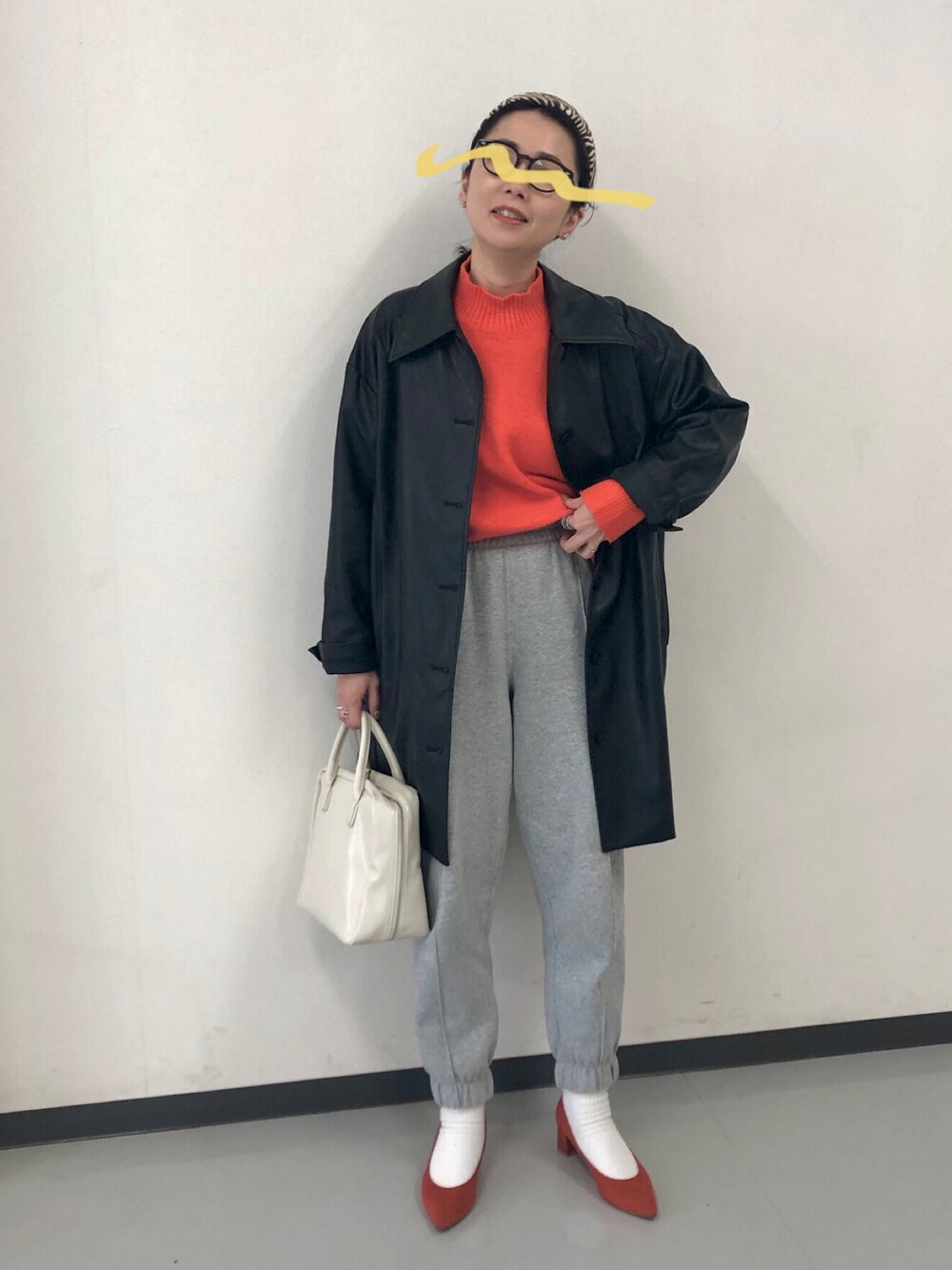 「レザージャケット、オレンジ、ユニクロ、スウェットパンツ、パンプス、ボストンバッグ、カチューシャ、ゼブラ柄、タックイン、カラーニット、あったかコーデ」｜「UNIQLOのスフレヤーンモックネックセーター（長袖）セットアップ可能（ニット/セーター、オレンジ系）」を使った、maccoさん（レディース・162cm）の冬コーディネートの1枚目の写真