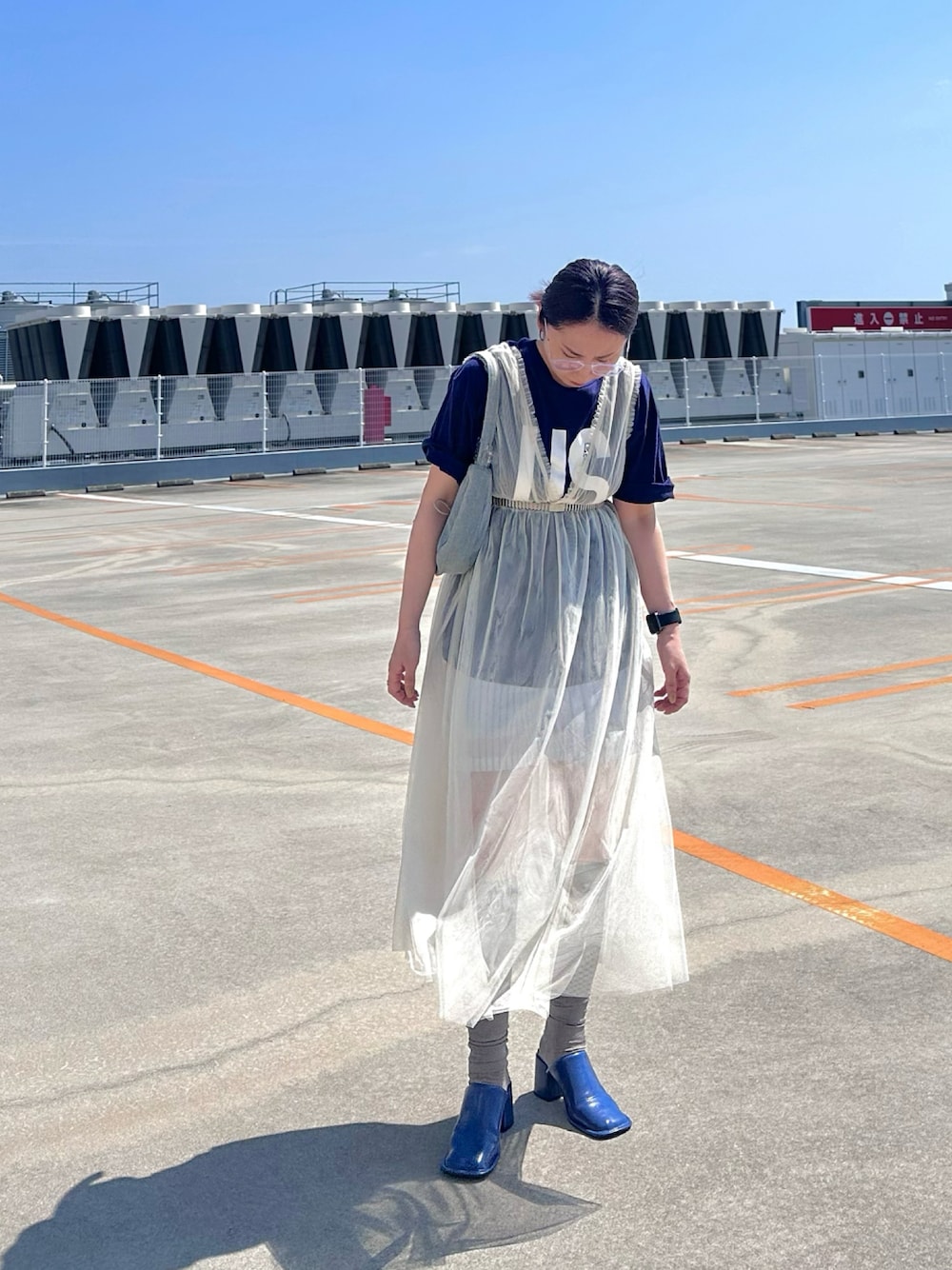 「シアー、ワンピース、ロゴT、ショートパンツ、ハイソックス、ミュール、ストライプ、ショルダーバッグ、メガネ女子、ベルト、ウエストマーク、夏コーデ」｜「Ungridの【10周年限定】USビッグTee（Tシャツ/カットソー、ブルー系）」を使った、maccoさん（レディース・162cm）の夏コーディネートの1枚目の写真