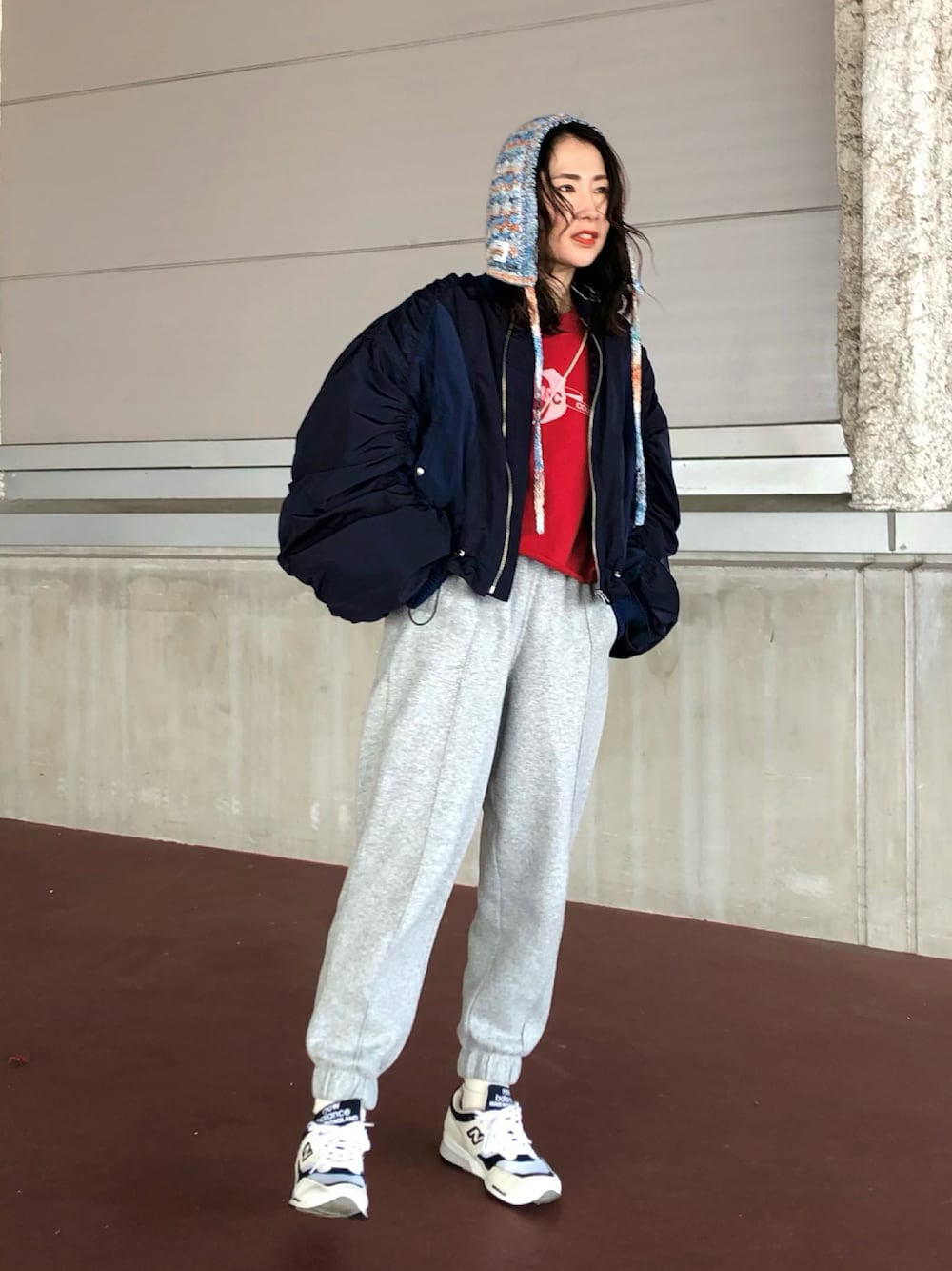 「冬コーデ、ロゴスウェット、ショート丈トップス、MA-1、スウェットパンツ、ビッグシルエット、スニーカー、バラクラバ、ボリューム袖、ミリタリー、スポーツミックス、私の推しブランド、ストリート」｜「MOUSSYのOS DRAWSTRING MA-1（MA-1、ブルー系）」を使った、maccoさん（レディース・162cm）の冬コーディネートの1枚目の写真