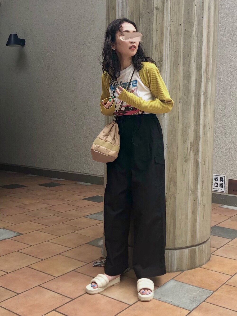 イエロー系のカーディガン/ボレロ、ホワイト系のTシャツ/カットソー、ブラック系のその他パンツを着用したレディースの秋コーディネートの1枚目の写真