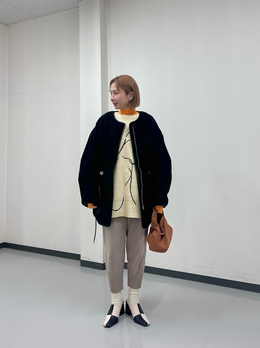 「冬コーデ、ボアブルゾン、ニット、あったかコーデ、タートルネック、ニットパンツ、ミュール、ハンドバッグ、マイベストコーデ2024、お出かけコーデ、オトナ女子」｜「GALLARDAGALANTEのパイピングボアコート　【オンラインストア限定商品】（その他アウター、ブラック系）」を使った、maccoさん（レディース・162cm）の冬コーディネートの1枚目の写真