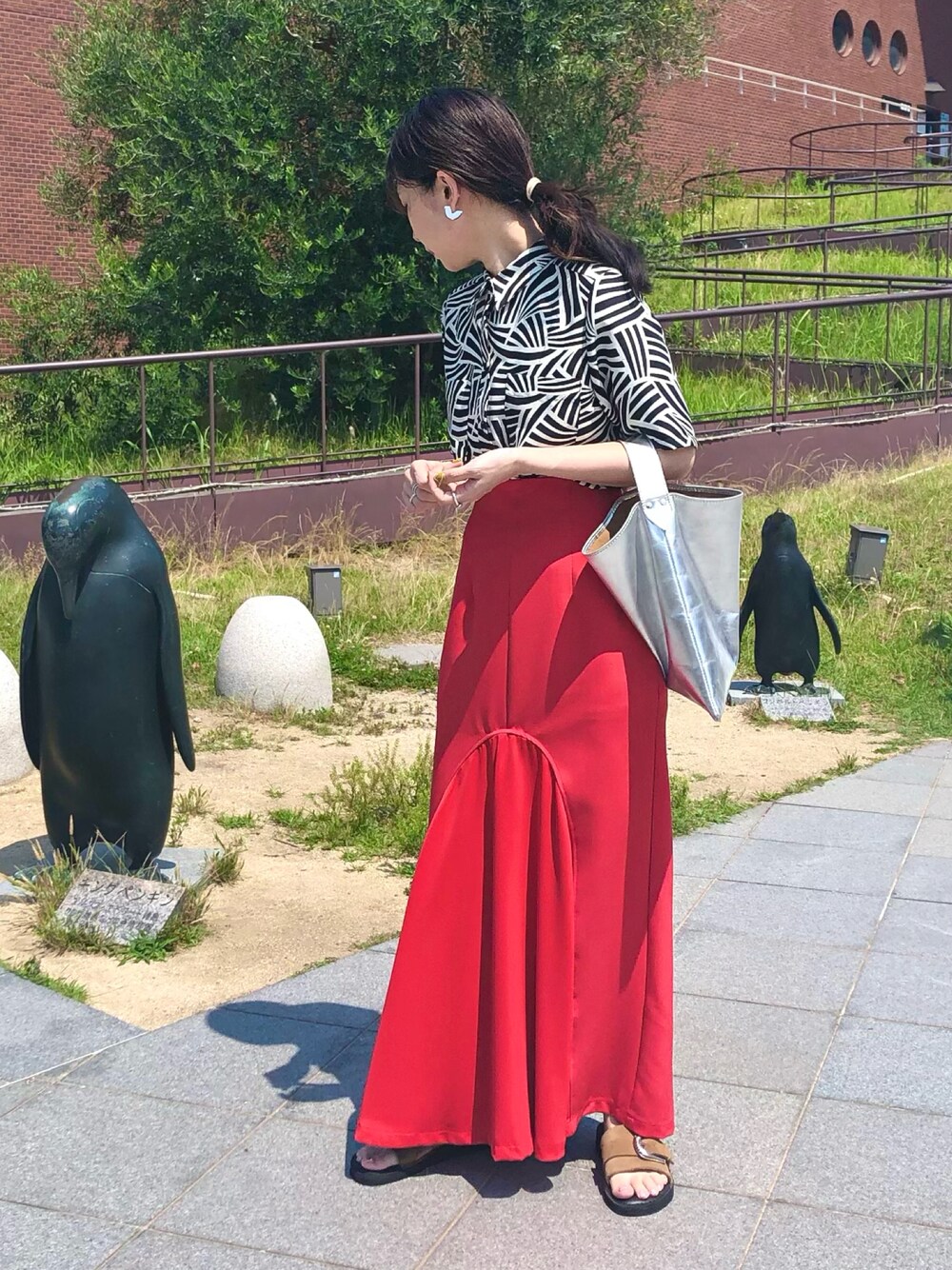 ブラック系のシャツ/ブラウス、ブラウン系のキャミソール、レッド系のスカートを着用したレディースの夏コーディネートの1枚目の写真