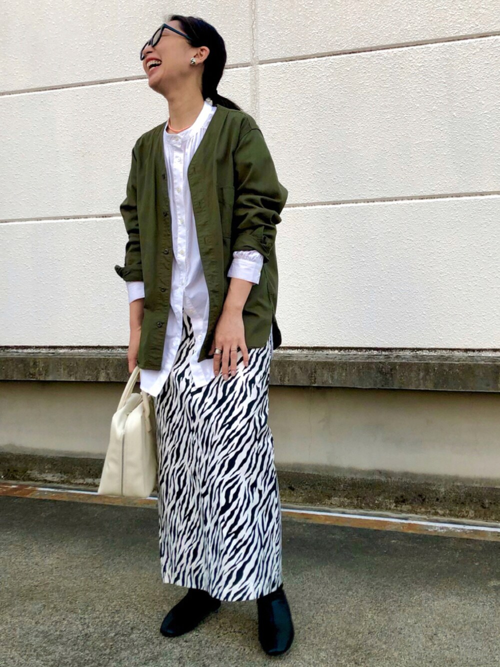 「ブーツ、シンプル、レイヤードスタイル、カーキ、ロングスカート、シャツスタイル、メガネ女子、ゼブラ柄、秋コーデ、スクエアバッグ、オトナ女子、だから秋服が好き」｜「JEANASISのアソートハイウエストナロースカート/947854（スカート、その他）」を使った、maccoさん（レディース・162cm）の秋コーディネートの1枚目の写真