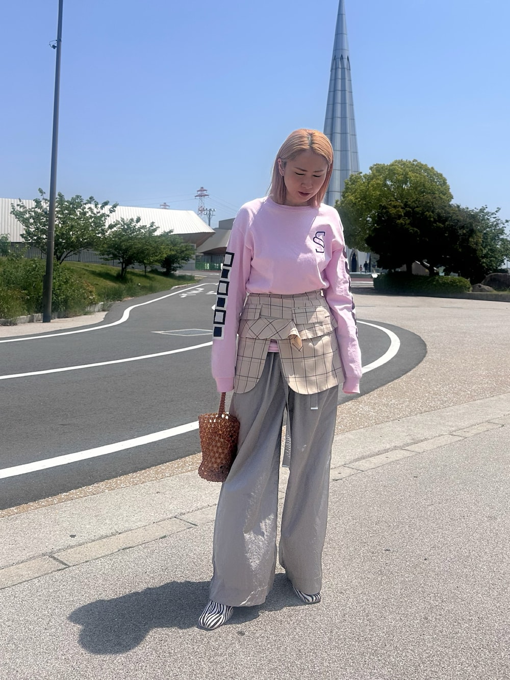 「ロンT、ビスチェ、チェック、ワイドパンツ、カラーパンツ、ビーズバッグ、オトナカジュアル、春コーデ、ミュール、淡色コーデ」｜「SANSeLFのSe 3rd anniversary ロンT【SANSeLF】sanwh23a001（Tシャツ/カットソー、ピンク系）」を使った、maccoさん（レディース・162cm）の春コーディネートの1枚目の写真