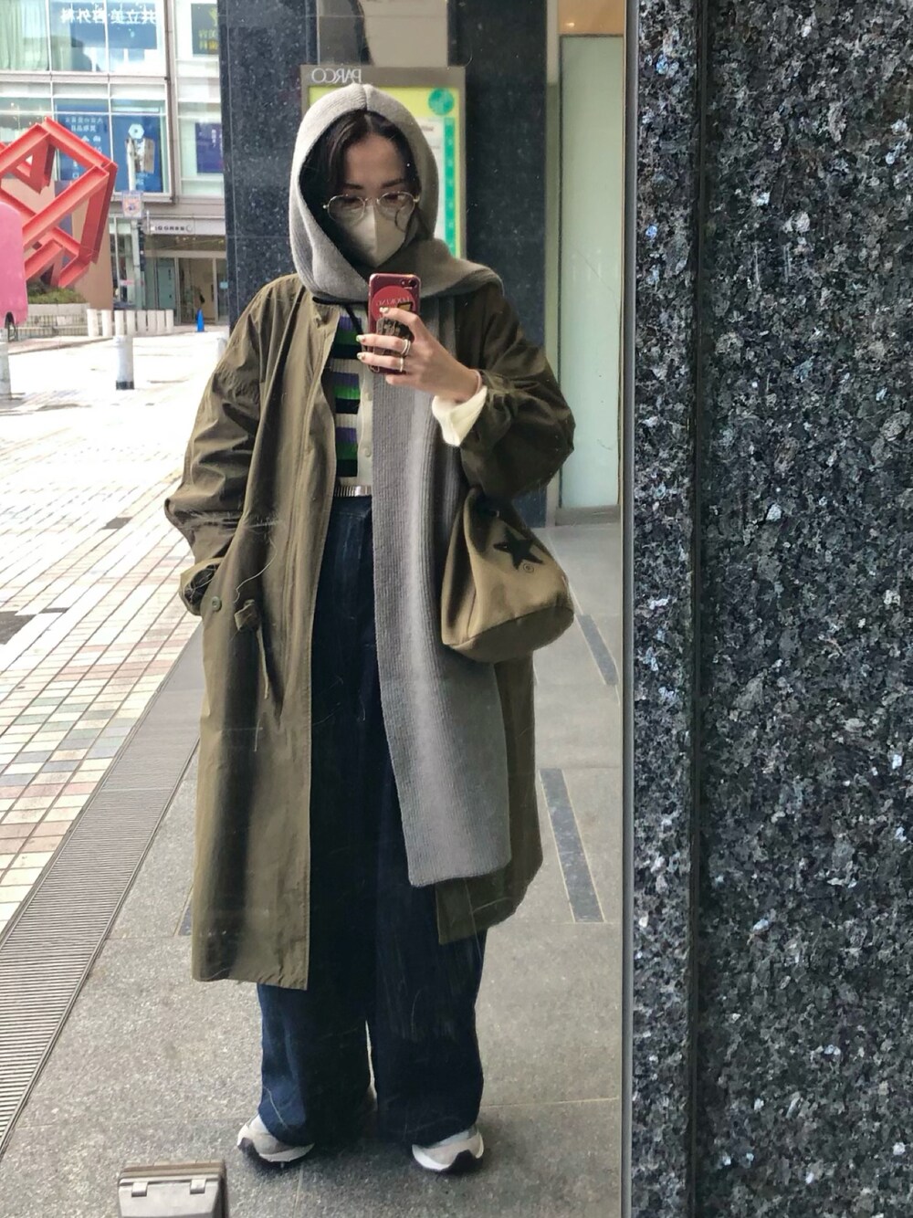 グリーン系のその他アウター、ホワイト系のその他トップス、ブルー系のその他パンツを着用したレディースの冬コーディネートの1枚目の写真