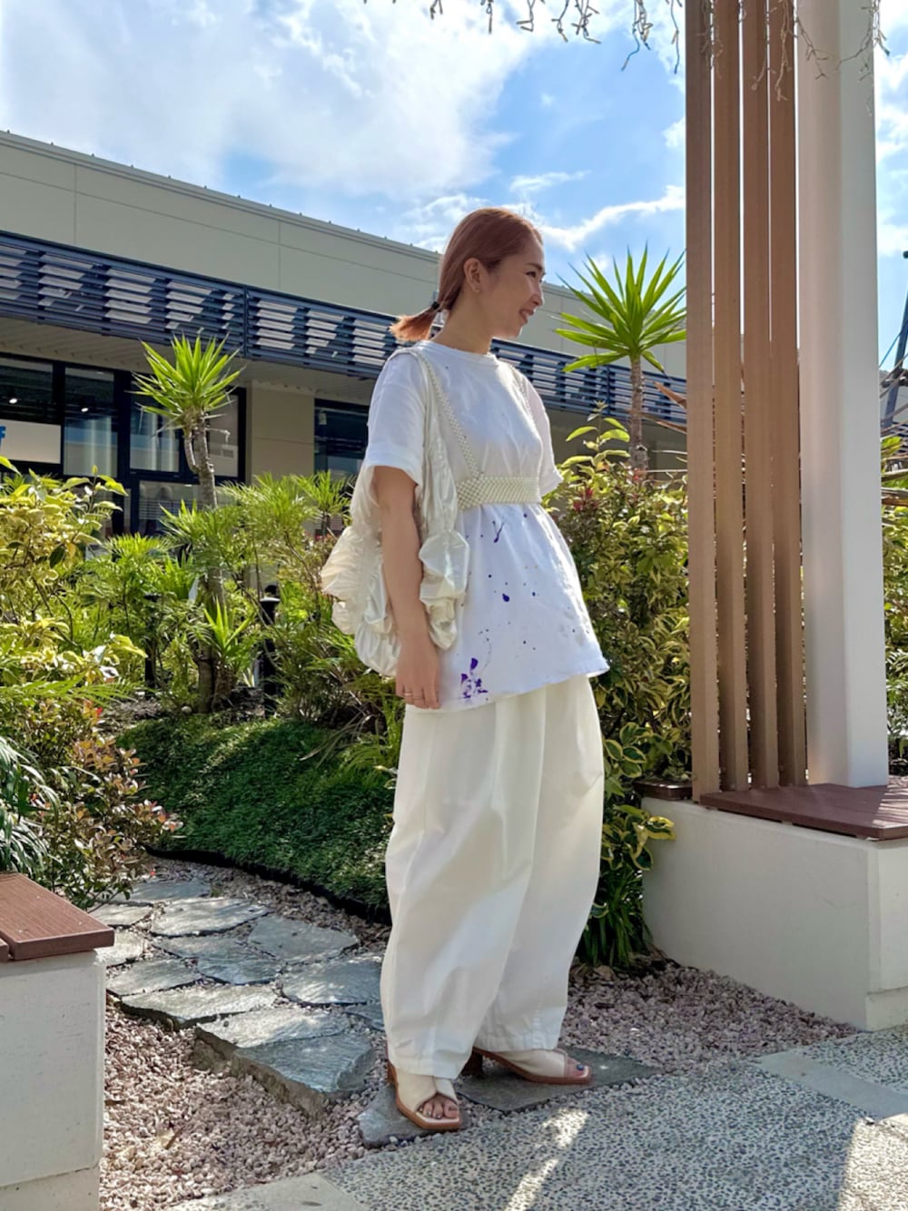 「Tシャツ、ワイドパンツ、ショルダーバッグ、パール、ホワイト、モノトーン、サンダル、ワントーンコーデ」｜「Kastaneのhand painting ramake Tee（Tシャツ/カットソー、ホワイト系）」を使った、maccoさん（レディース・162cm）の夏コーディネートの1枚目の写真