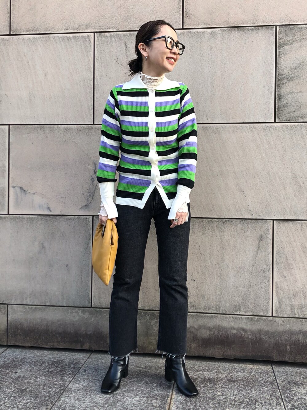 ホワイト系のその他トップス、ホワイト系のTシャツ/カットソー、ブラック系のデニムパンツを着用したレディースの春コーディネートの1枚目の写真