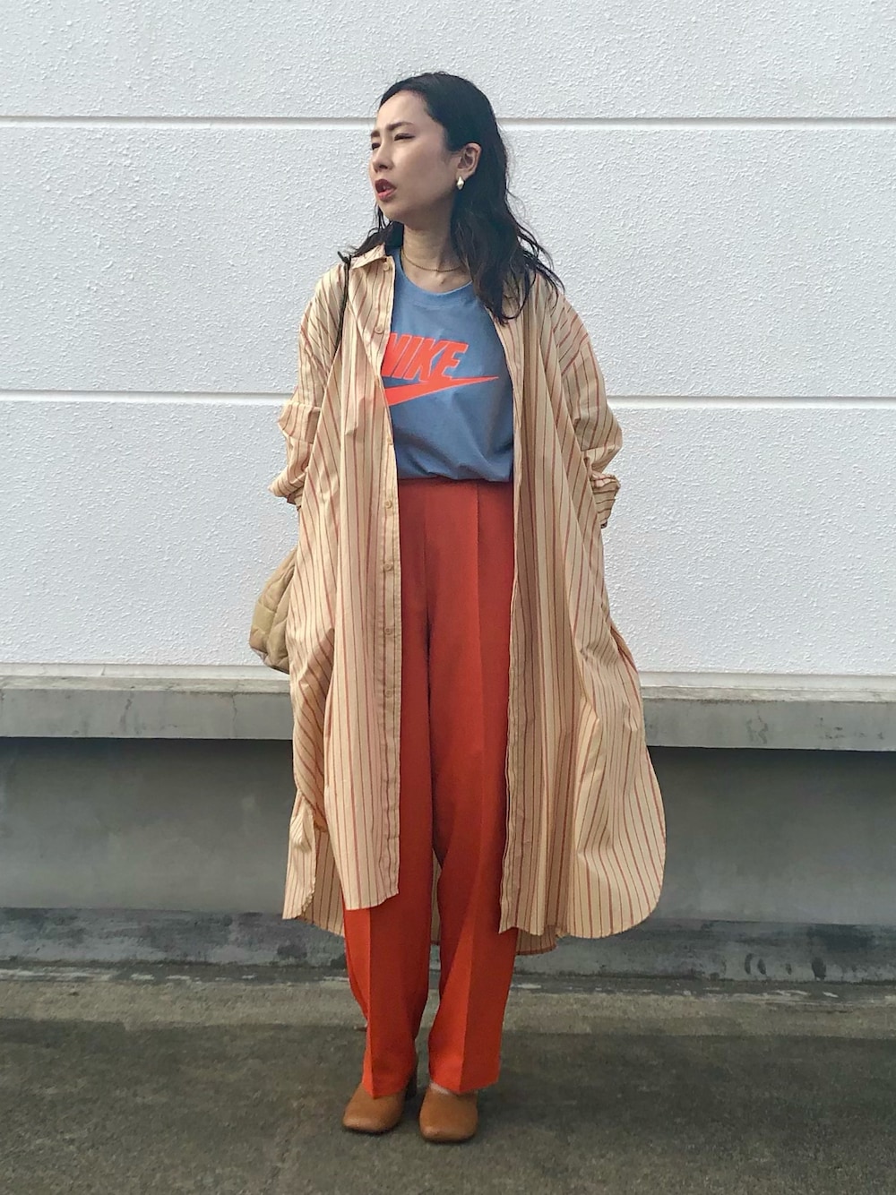 ベージュ系のワンピース、ブルー系のTシャツ/カットソー、オレンジ系のその他パンツを着用したレディースの春コーディネートの1枚目の写真