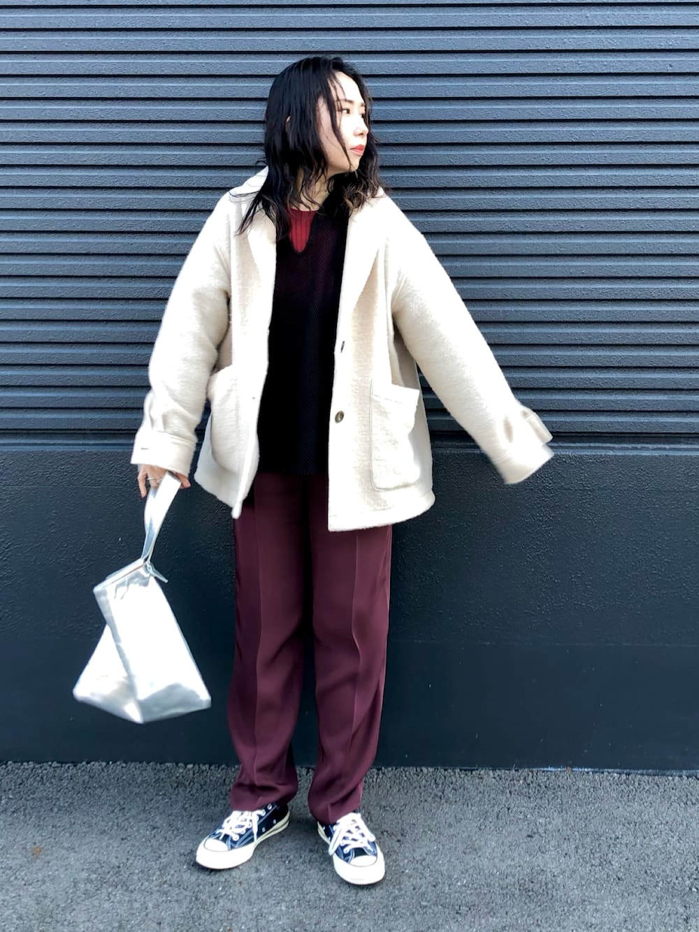 「私の推しブランド、大人カジュアル、メッシュトップス、カラーニット、スラックス、カラーパンツ、コンバース、レイヤードスタイル、赤、メタリック」｜「SHIPS anyのSHIPS any: チェック ショート コート ジャケット◇（その他アウター、ベージュ系）」を使った、maccoさん（レディース・162cm）の冬コーディネートの1枚目の写真