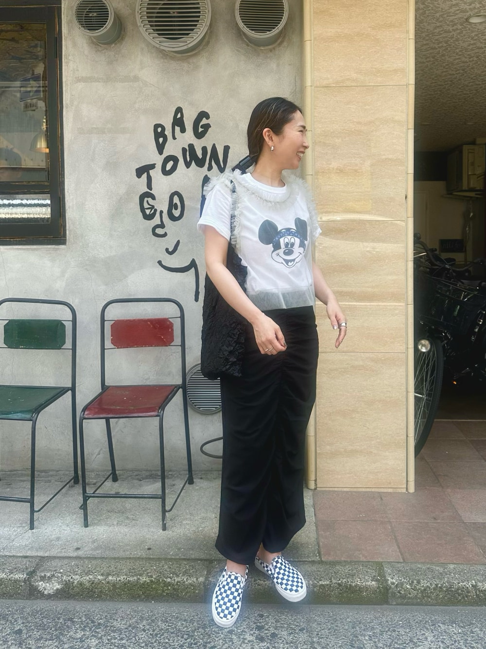 ホワイト系のその他トップス、ホワイト系のTシャツ/カットソー、ブラック系のスカートを着用したレディースの夏コーディネートの1枚目の写真