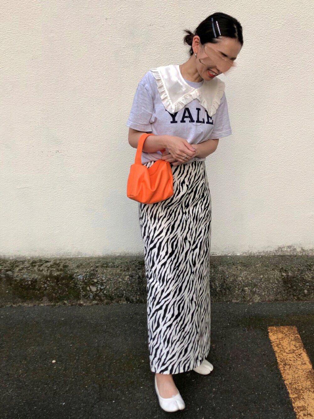 グレー系のTシャツ/カットソー、その他のスカート、オレンジ系のハンドバッグを着用したレディースの夏コーディネートの1枚目の写真