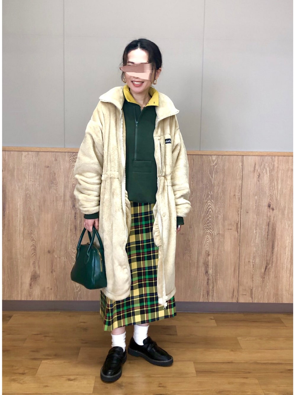 ベージュ系のその他アウター、グリーン系のスウェット、イエロー系のスカートを着用したレディースの冬コーディネートの1枚目の写真
