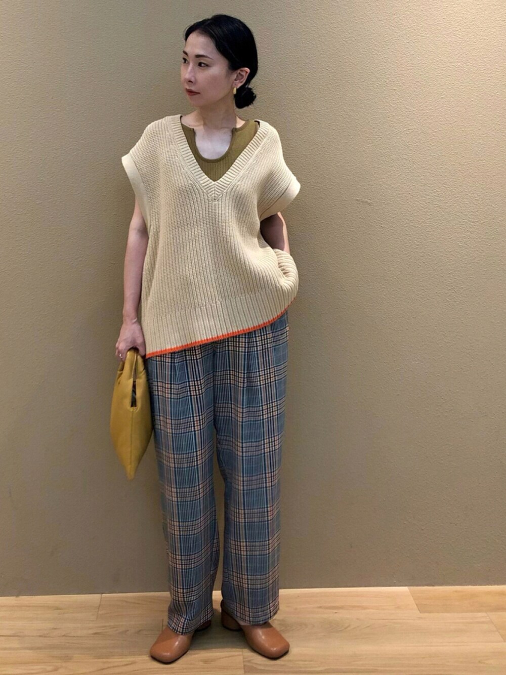 ブラウン系のキャミソール、ブルー系のその他パンツ、イエロー系のショルダーバッグを着用したレディースの秋コーディネートの1枚目の写真