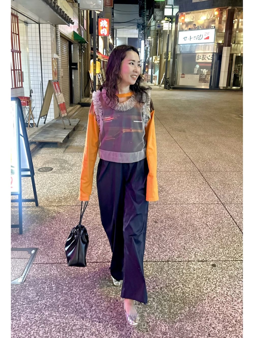 「ロンT、チュール、ミリタリー、タンクトップ、バレエシューズ、カラーパンツ、ビッグシルエット、フリル、巾着バッグ、プリントT、シアートップス、きれいめカジュアル、レイヤードスタイル」｜「SLYのLUI ARAKI X SLY BIG PRINT T/SH ビッグ プリント Tシャツ（Tシャツ/カットソー、オレンジ系）」を使った、maccoさん（レディース・162cm）の春コーディネートの1枚目の写真