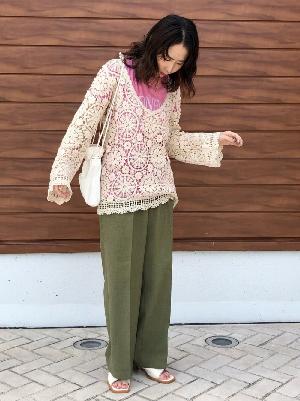 「ニット、ロゴT、カラーパンツ、レース、レイヤードスタイル、スクエアトゥ、秋トレンド2021」｜「FREAK'S STOREのかぎ針ライクVネックプルオーバー(レーストップス)（ニット/セーター、ホワイト系）」を使った、maccoさん（レディース・162cm）の秋コーディネートの1枚目の写真