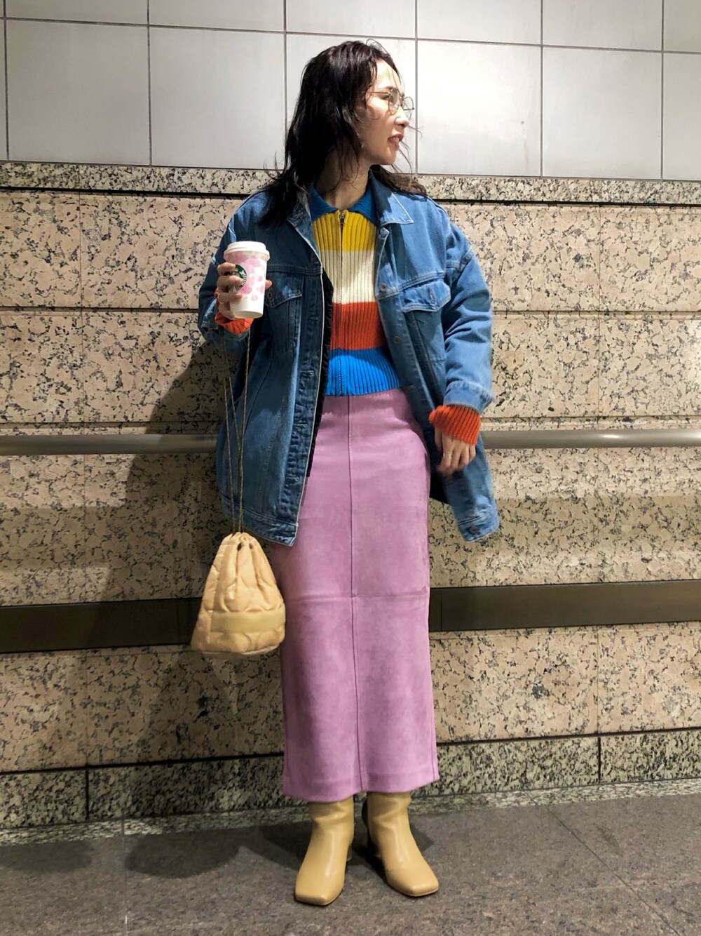 「春コーデ、インナーダウン、ボーダー、リブニット、デニムジャケット、ビッグシルエット、ロングスカート、ショートブーツ、巾着バッグ、オトナ女子、メガネ女子、カラーパレット、スクエアトゥ」｜「Spick & Spanの【5 1/2】3RD-LINE REWORK デニムジャケット◆（デニムジャケット、ブルー系）」を使った、maccoさん（レディース・162cm）の冬コーディネートの1枚目の写真