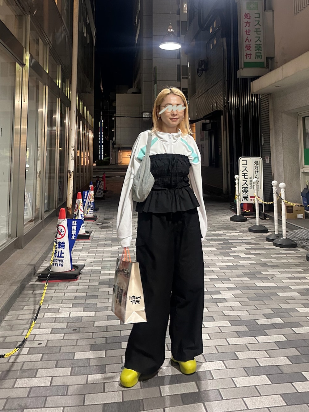 「ジャージ、チューブトップ、カーゴパンツ、ワイドパンツ、デニム、ショルダーバッグ、厚底シューズ、レイヤードスタイル」｜「chucllaの【CHENTAITAI】ギャザーシャーリング ベアビスチェ CTW24s017（チューブトップ、ブラック系）」を使った、maccoさん（レディース・162cm）の春コーディネートの1枚目の写真