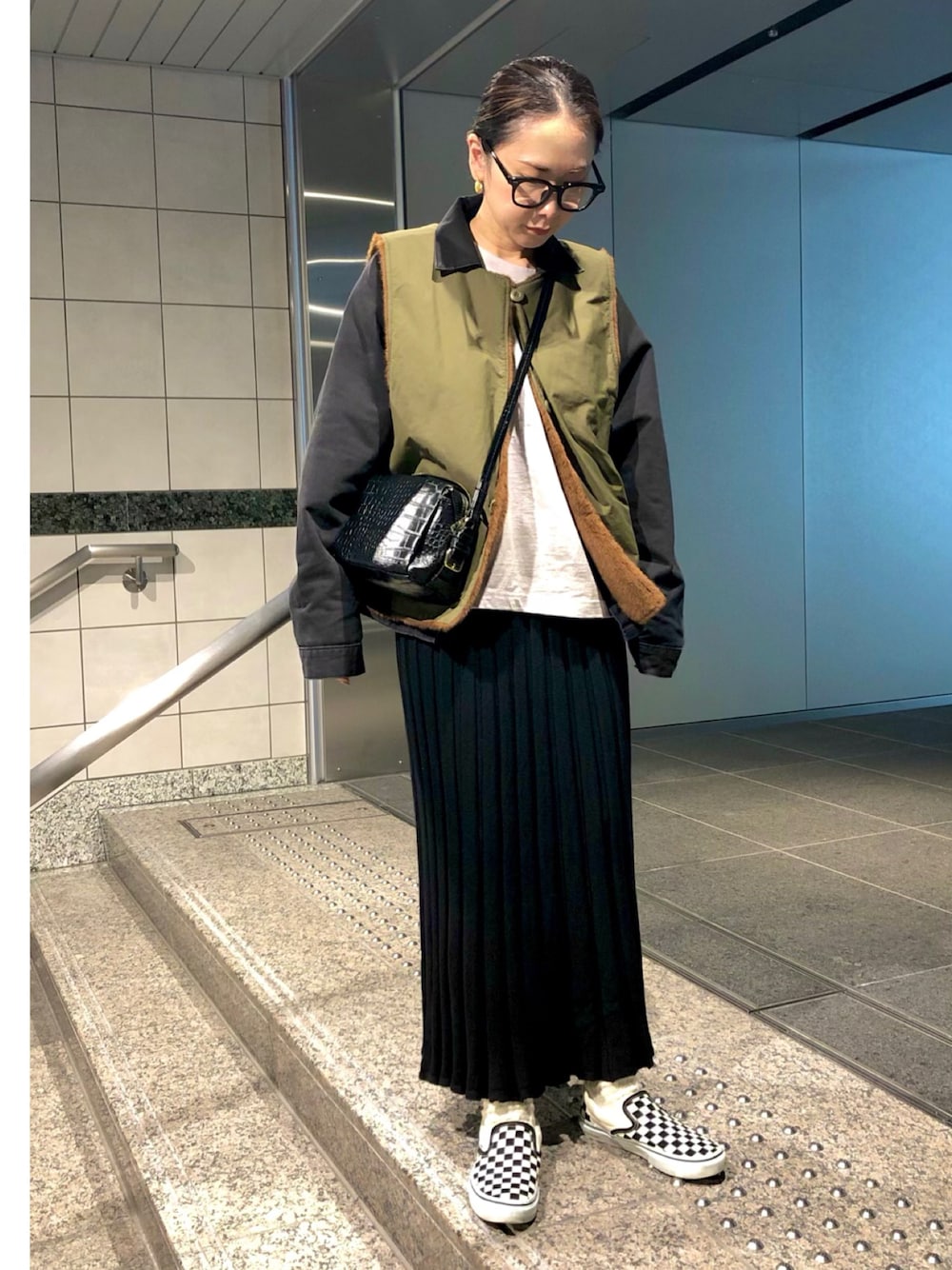 グリーン系のその他アウター、ブラック系のショルダーバッグ、グレー系のTシャツ/カットソーを着用したレディースの秋コーディネートの1枚目の写真