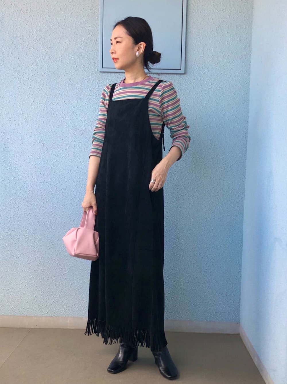 「ワンピース、ブーツ、ボーダー、シンプル、ハンドバッグ、ベロア、きれいめカジュアル、秋コーデ、オトナ女子」｜「CIAOPANIC TYPYの【HELLO.SANFRANCISCO】インナー付きマルチボーダーキャミワンピ（ワンピース、ベージュ系）」を使った、maccoさん（レディース・162cm）の秋コーディネートの1枚目の写真