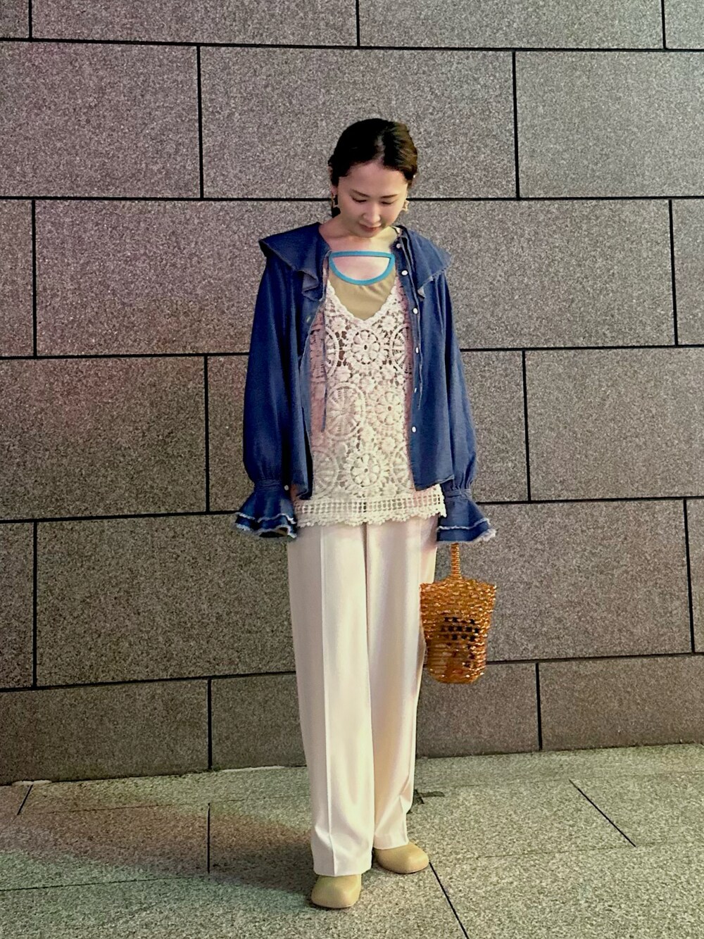 「シャツスタイル、フリル、スラックス、ワイドパンツ、パンプス、ビーズバッグ、オトナ女子、デニム、ビッグシルエット、レイヤードスタイル、春服みてみて」｜「FREAK'S STOREのかぎ針ライクVネックプルオーバー(レーストップス)（ニット/セーター、ホワイト系）」を使った、maccoさん（レディース・162cm）の春コーディネートの1枚目の写真