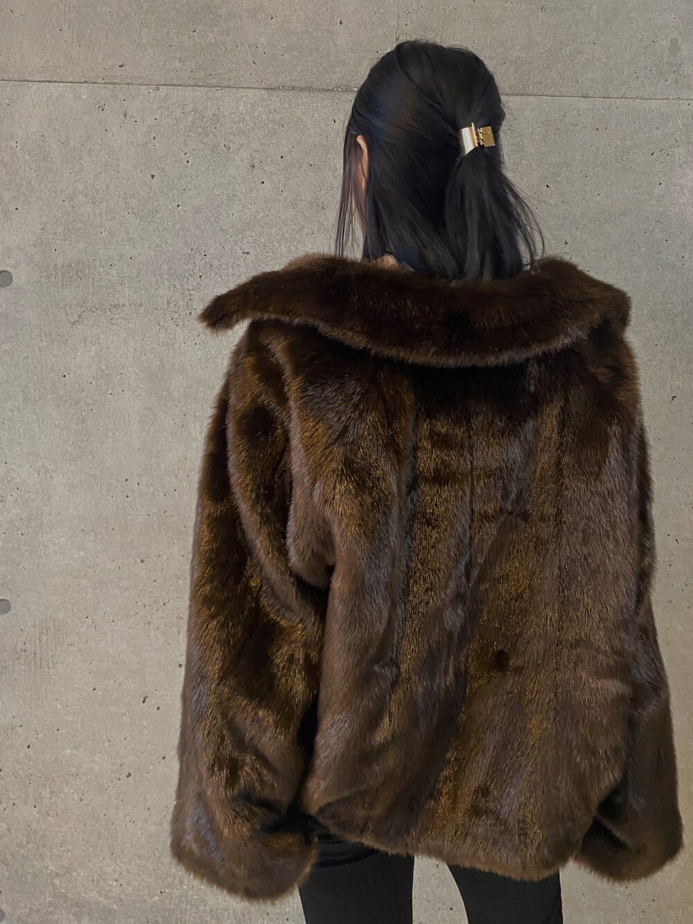 シルバー系のバレッタ/ヘアクリップを着用したレディースの冬コーディネートの1枚目の写真