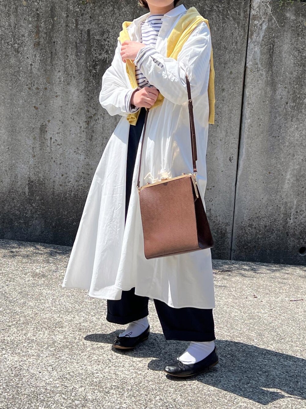 「オトナ女子、春夏コーデ、きれいめカジュアル、低身長女子、シャツワンピース、ボーダー、ボーダートップス、バレエシューズ、ロングワンピース」｜「NEUNAの【ファッションインフルエンサー__hysaymさん×Neuna】2wayコラボバッグがま口ショルダーハンドバッグ（ショルダーバッグ、ブラウン系）」を使った、ともさん（レディース・153cm）の春コーディネートの1枚目の写真