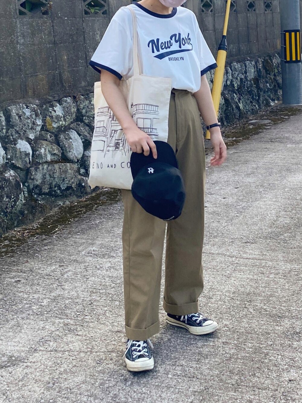 「リンガーTシャツ、ロゴT、チノパン、キャップ、トートバッグ、カジュアル、converse」｜「THE SHINZONEの【THE SHINZONE】ハイウエストチノパンツ WOMEN（チノパンツ、ベージュ系）」を使った、ともさん（レディース・153cm）の夏コーディネートの1枚目の写真