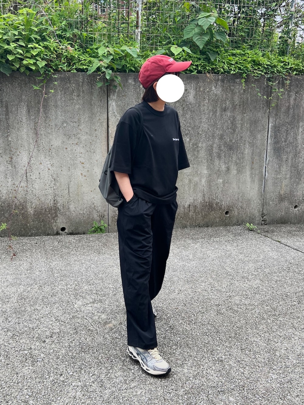 「ブラックコーデ、夏コーデ、黒Tシャツ、差し色(赤)、メンズライク、ノームコア、シンプルコーデ、韓国ファッション、スニーカー」｜「BEN DAVISの【BEN DAVIS (ベンデイビス)】NAVAL別注 エクストラヘビーオーバーT / 半袖 Tシャツ ワンポイント ブランドロゴ 刺繍（Tシャツ/カットソー、ブラック系）」を使った、ともさん（レディース・153cm）の夏コーディネートの1枚目の写真