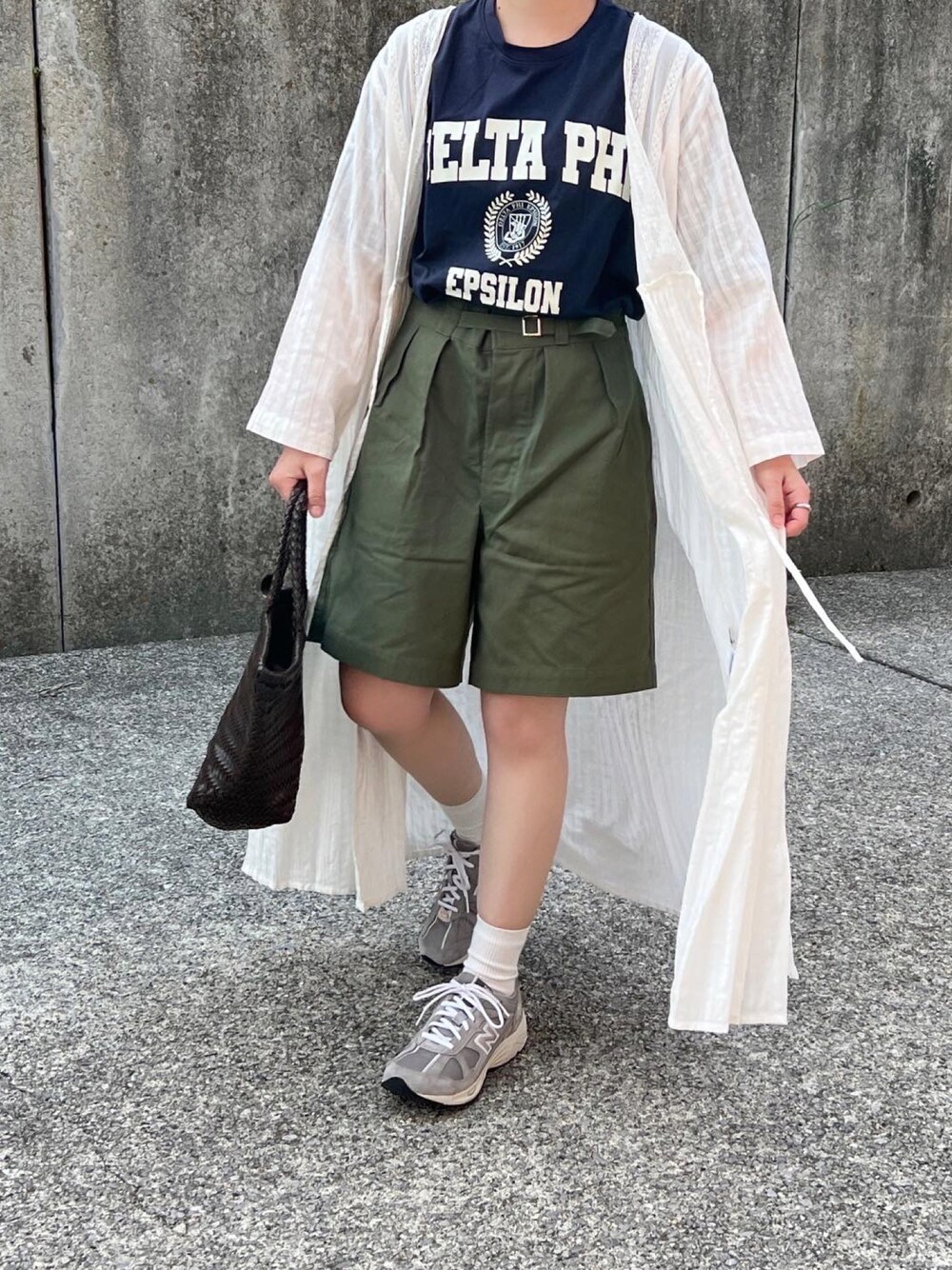 「大人カジュアル、低身長コーデ、Tシャツ、ロゴT、グルカショーツ、ハーフパンツ、ショートパンツ、ニューバランス、New Balance」｜「Plaireのアイテム（バッグ、ブラウン系）」を使った、ともさん（レディース・153cm）の夏コーディネートの1枚目の写真