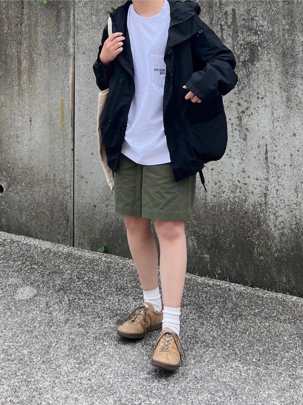 ブラック系のジャケット/アウター、ホワイト系のTシャツ/カットソー、ブラウン系のその他シューズを着用したレディースの春コーディネートの1枚目の写真