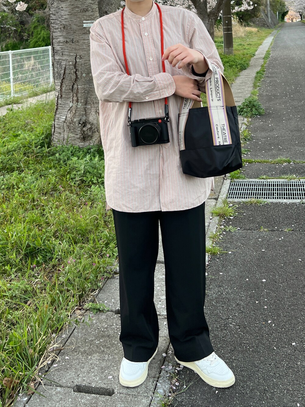 「お出かけコーデ、きれいめカジュアル、春服、ピンク、ストライプシャツ、スラックス、タックワイドパンツ、メンズライク、スニーカー、シンプルスタイル、低身長コーデ」｜「Daily russetの【THEATRE PRODUCTS】ジャガードテープ2wayトートバッグ（S）（トートバッグ、ブラック系）」を使った、ともさん（レディース・153cm）の春コーディネートの1枚目の写真