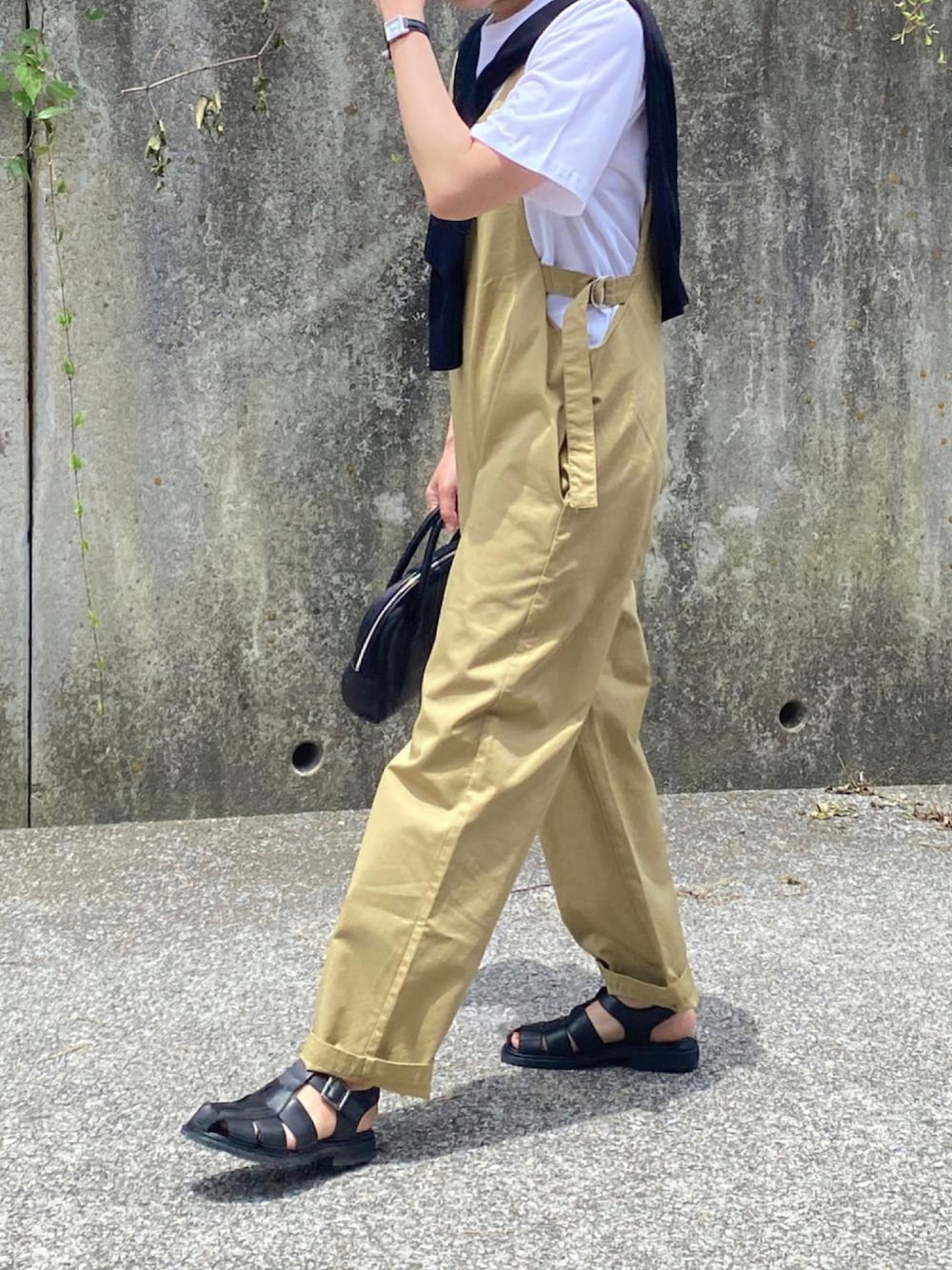 「夏、夏コーデ、オトナ女子、オーバーオール、サロペット、低身長コーデ、大人カジュアル、グルカサンダル、カーディガン肩かけ」｜「AetaのDA25 / DEER LEATHER BOSTON : S（バッグ、ブラック系）」を使った、ともさん（レディース・153cm）の夏コーディネートの1枚目の写真