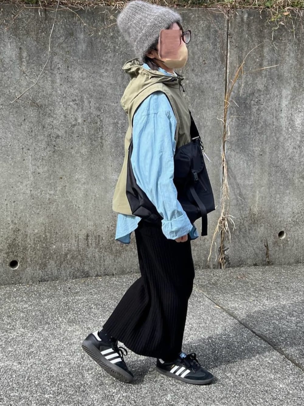 「春、ベスト、ベスト×シャツ、カジュアルコーデ、スカート、オトナカジュアル、低身長コーデ、スニーカー、低身長女子」｜「THE SHINZONEのTHE SHINZONE SHAGGY KNIT CAP 23AMSIT02（ニットキャップ/ビーニー、グレー系）」を使った、ともさん（レディース・153cm）の冬コーディネートの1枚目の写真
