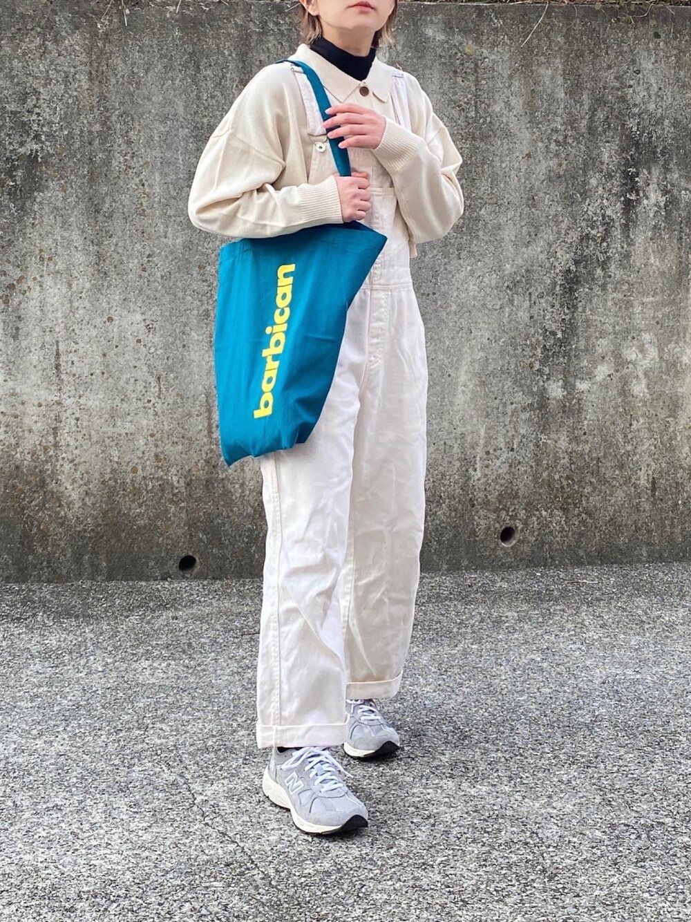 「カジュアルコーデ、春色、オーバーオール、トートバッグ、ニューバランス、New Balance、スニーカーコーデ、春コーデ、カーディガン」｜「BEAUTY&YOUTH UNITED ARROWSのNew Balance CM878MC1（シューズ、グレー系）」を使った、ともさん（レディース・153cm）の冬コーディネートの1枚目の写真