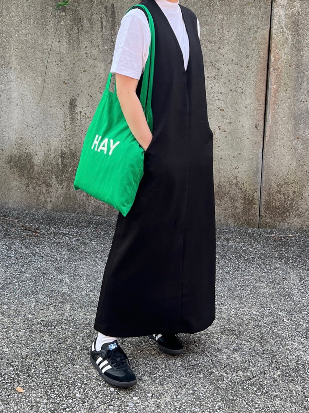 ブラック系のワンピースを着用したレディースの夏コーディネートの1枚目の写真