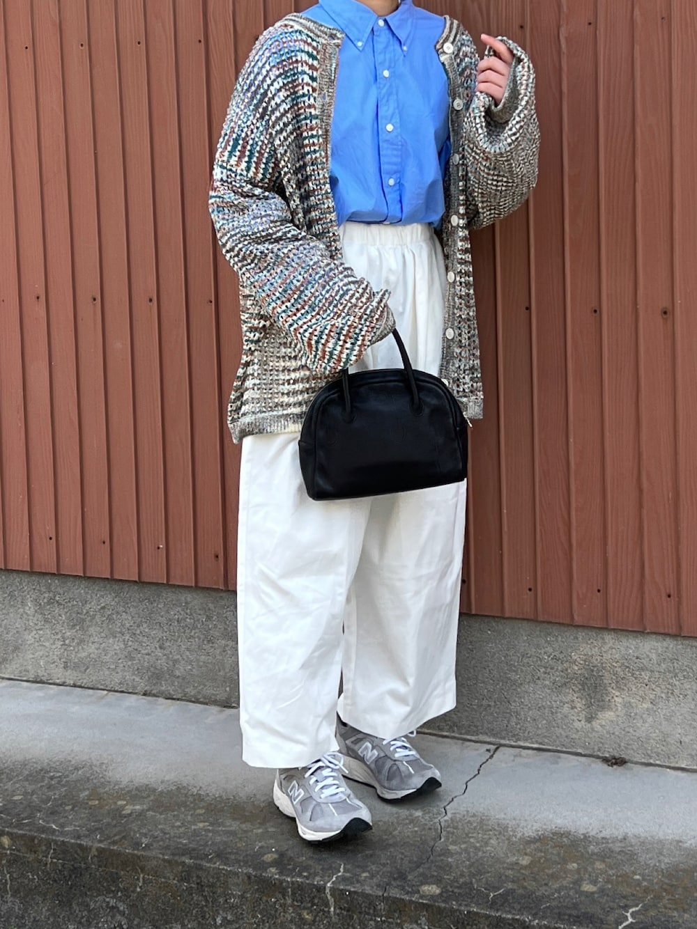「春服デビュー宣言、春コーデ、春服コーデ、シンプルコーデ、パンツスタイル、スニーカーコーデ、オーバーサイズ、カーディガン、メッシュ、ニューバランス、シャツスタイル」｜「AetaのDA25 / DEER LEATHER BOSTON : S（バッグ、ブラック系）」を使った、ともさん（レディース・153cm）の春コーディネートの1枚目の写真