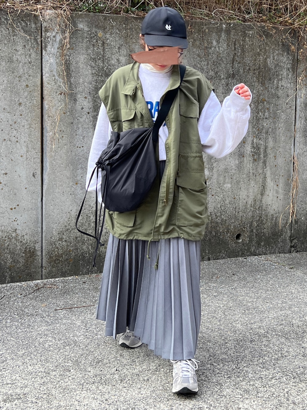 「春服コーデ、ベスト、ミリタリーベスト、スウェット、プリーツスカート、低身長女子、New Balance、ニューバランス、スニーカーコーデ、ドローストリングショルダーバッグ、キャップ」｜「BEAUTY&YOUTH UNITED ARROWSのNew Balance CM878MC1（シューズ、グレー系）」を使った、ともさん（レディース・153cm）の冬コーディネートの1枚目の写真
