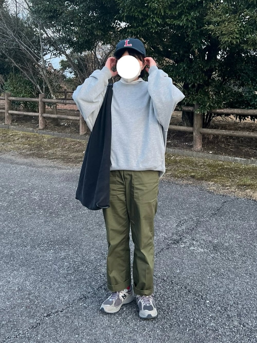 「今日のコーデ、スウェット、スウェットコーデ、シンプルスタイル、カジュアル、ミリタリーパンツ、ベイカーパンツ、New Balance、キャップ、メンズライク」｜「LACOSTEのコットンツイルLロゴキャップ（キャップ、ブルー系）」を使った、ともさん（レディース・153cm）の冬コーディネートの1枚目の写真