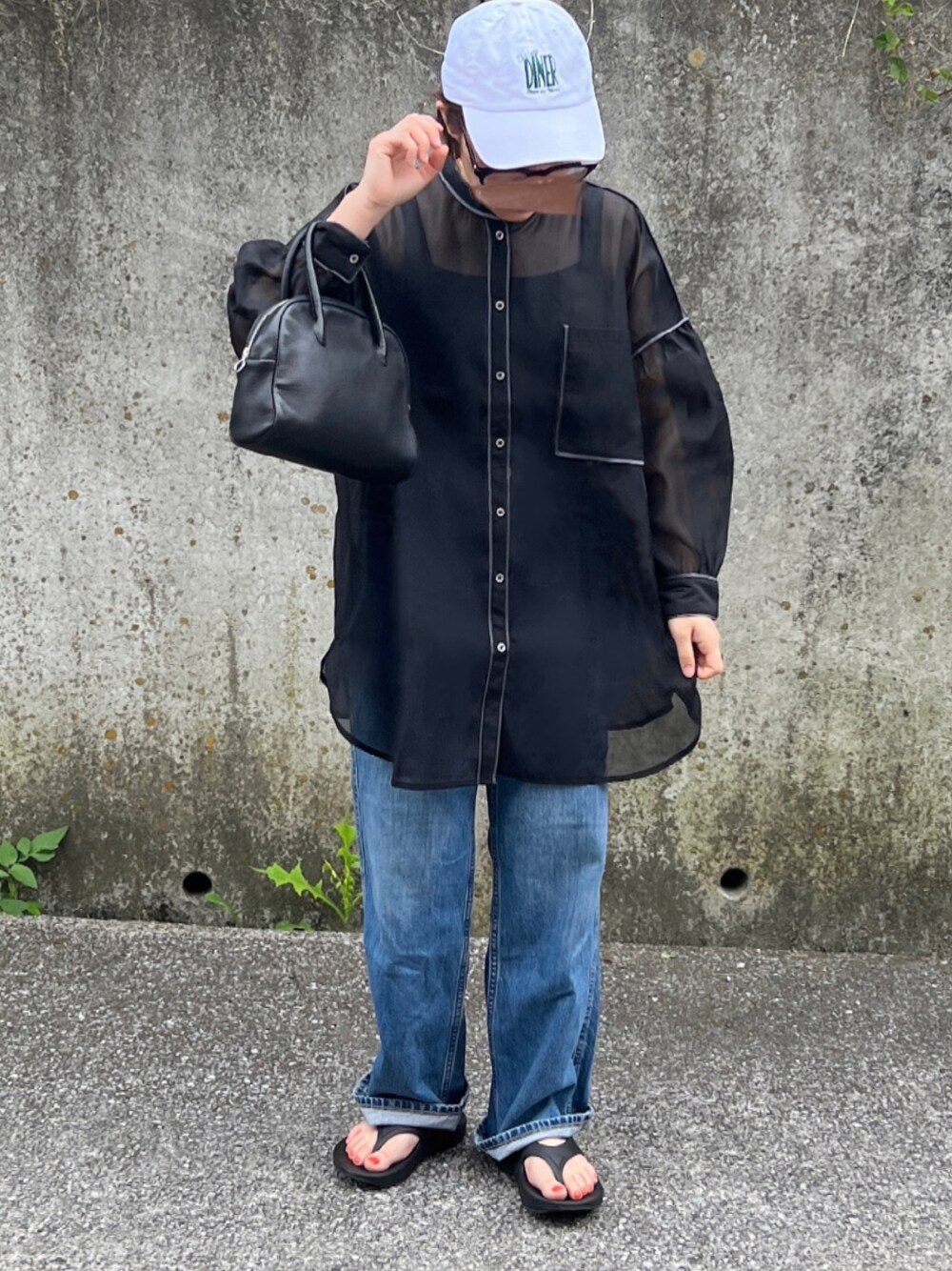 「シンプルコーデ、夏ファッション、シアートップス、シアーシャツ、デニムパンツ、バギーパンツ、キャップ、oofos、カジュアルコーデ、大人カジュアル」｜「classicalelfの大人のフェミニン。シアーバンドカラービッグシャツ（シャツ/ブラウス、ブラック系）」を使った、ともさん（レディース・153cm）の夏コーディネートの1枚目の写真