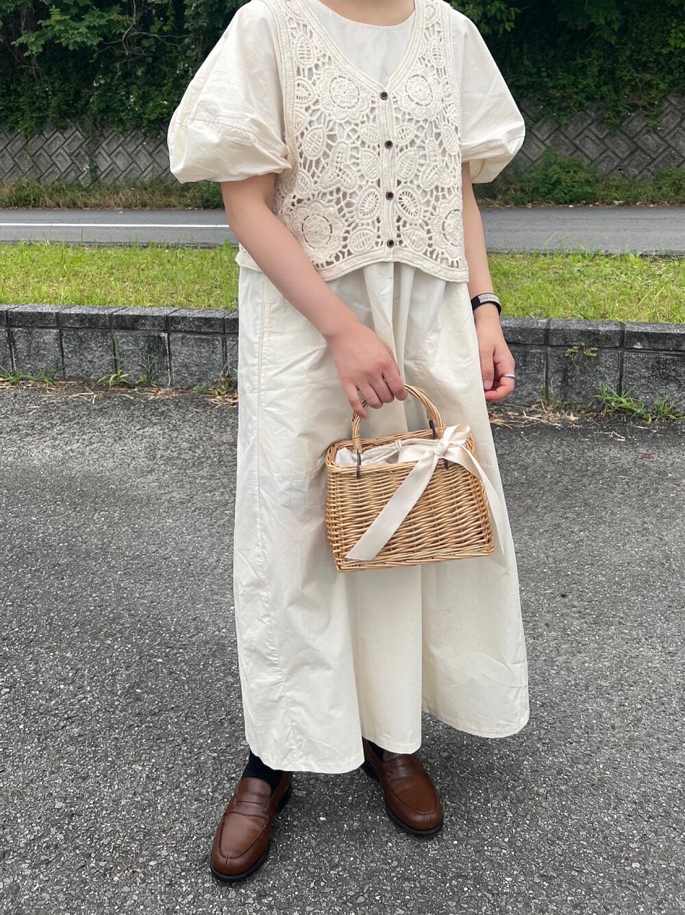 「今日のコーデ、お出かけコーデ、夏服、大人女子、ワンピーススタイル、低身長女子、かごバッグ、ローファー、休日コーデ」｜「Plaireのアイテム（トップス、ベージュ系）」を使った、ともさん（レディース・153cm）の夏コーディネートの1枚目の写真
