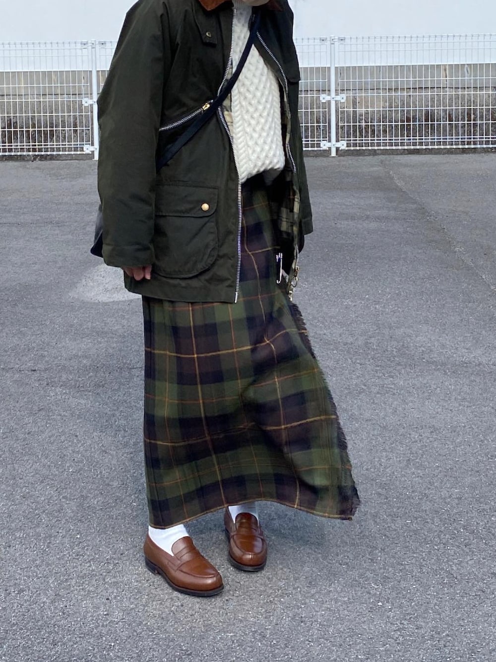 「冬コーデ、大人カジュアル、きれいめカジュアル、barbour、アランニット、フィッシャーマンニット、キレイめ、オニールオブダブリン、ローファー」｜「ALEXA CHUNGの【Barbour by ALEXACHUNG】VIOLET WAX（ブルゾン、グリーン系）」を使った、ともさん（レディース・153cm）の冬コーディネートの1枚目の写真