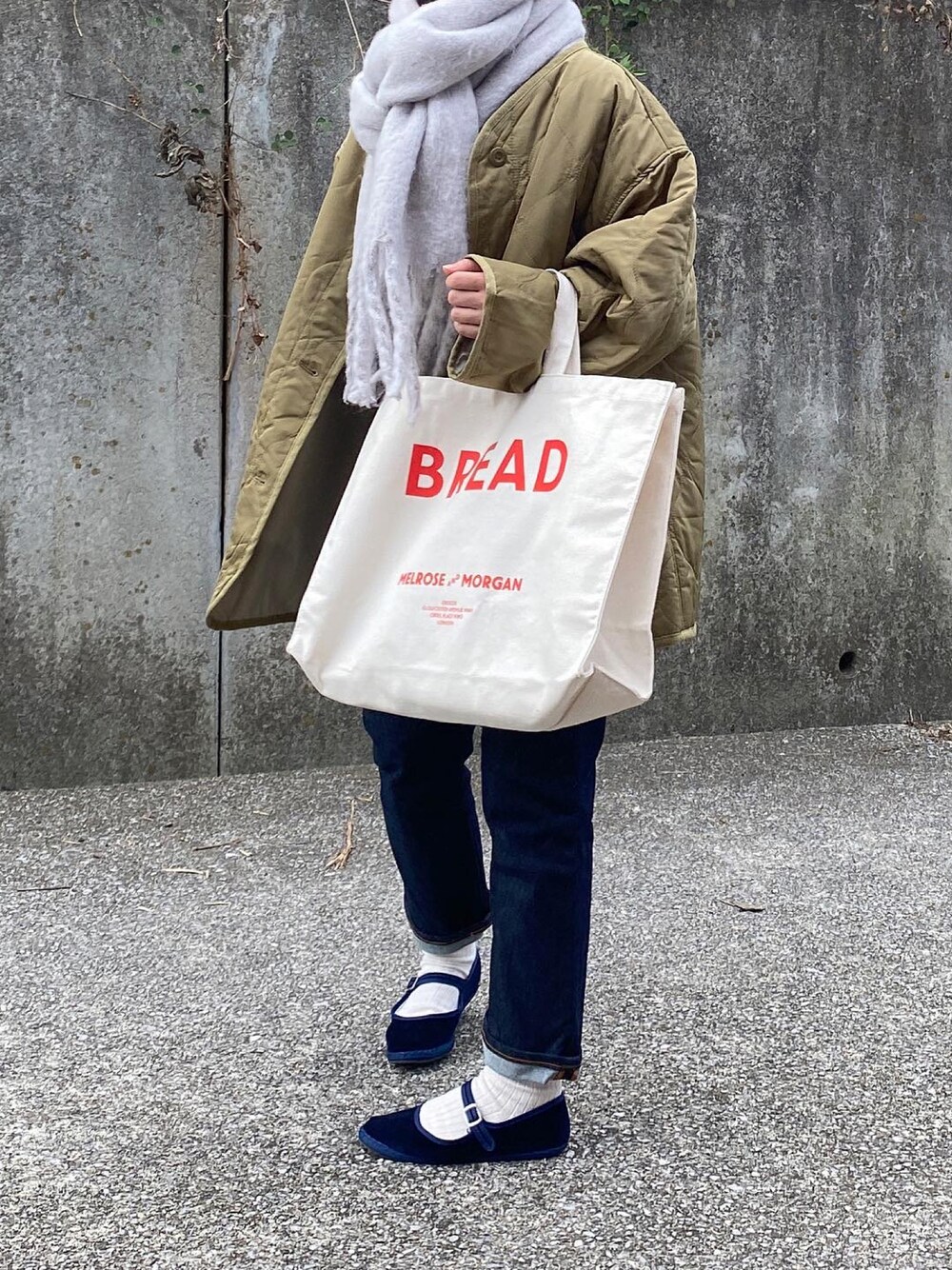 「トートバッグ、キルティング、デニムパンツ、マフラーぐるぐる、キルティングジャケット、シンプルコーデ、低身長コーデ、カンフーシューズ」｜「Javaの《JaVaジャバ コラボ》大人のこなれ感。ノーカラーキルティングジャケット（ノーカラージャケット、グリーン系）」を使った、ともさん（レディース・153cm）の秋コーディネートの1枚目の写真