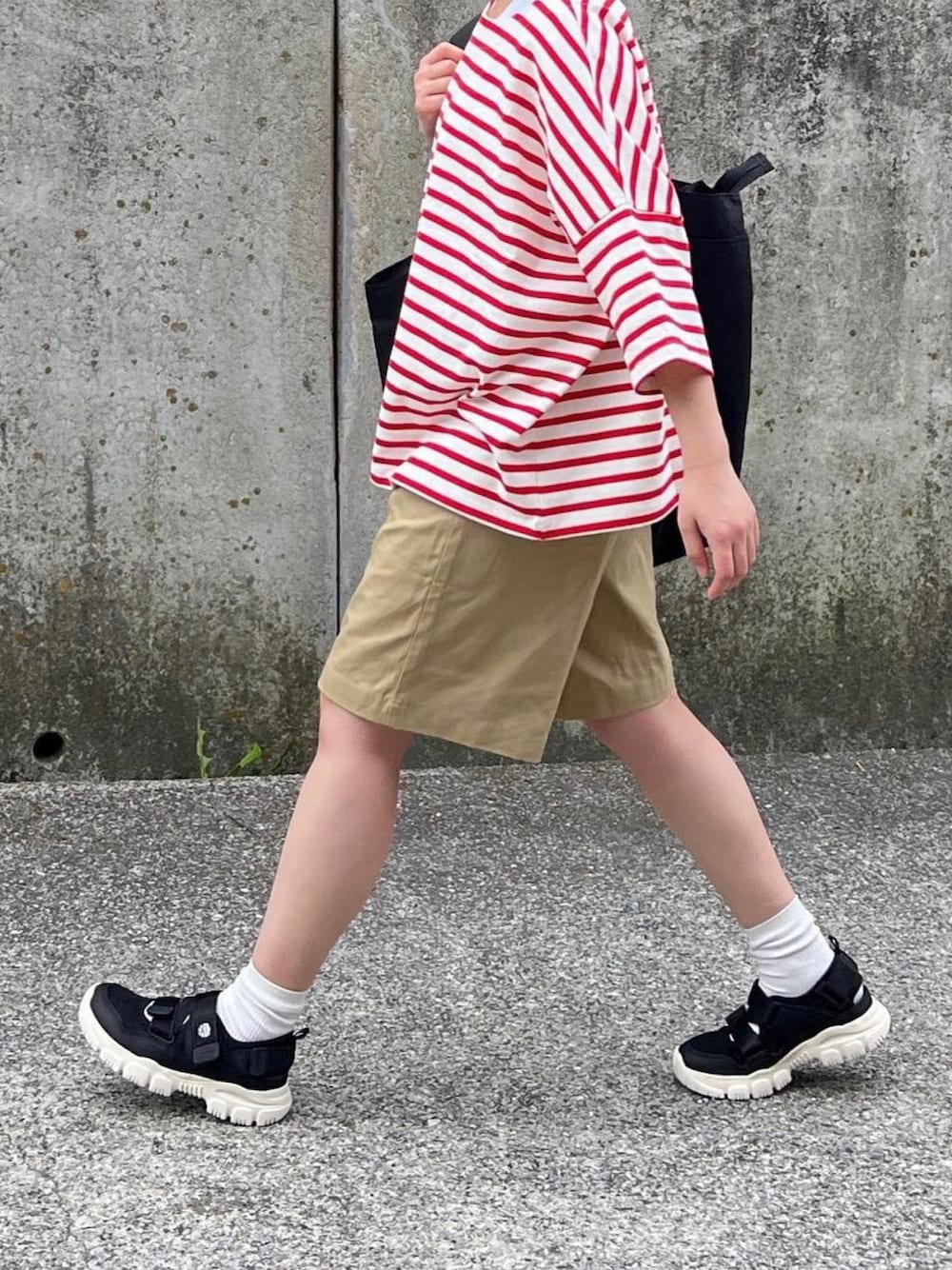 「休日コーデ、ラフコーデ、初夏コーデ、ボーダー、ハーフパンツ、スポーツサンダル、おでかけコーデ、夏コーデ、ボーダーTシャツ」｜「Le temps richeのバスクボーダーハーフスリーブＴシャツ ＜Le temps riche＞（Tシャツ/カットソー、レッド系）」を使った、ともさん（レディース・153cm）の夏コーディネートの1枚目の写真