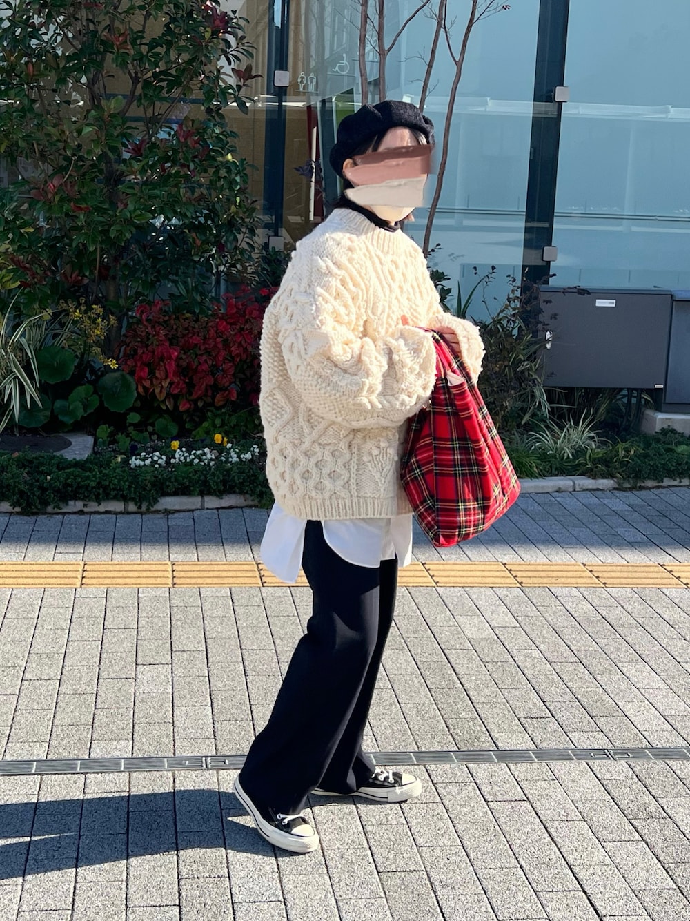 「レイヤードスタイル、低身長コーデ、ニット、パンツスタイル、ベレー帽、ニットコーデ、骨格ストレート、チェック」｜「TODAYFULのパターンハンドニット（ニット/セーター、ホワイト系）」を使った、ともさん（レディース・153cm）の冬コーディネートの1枚目の写真