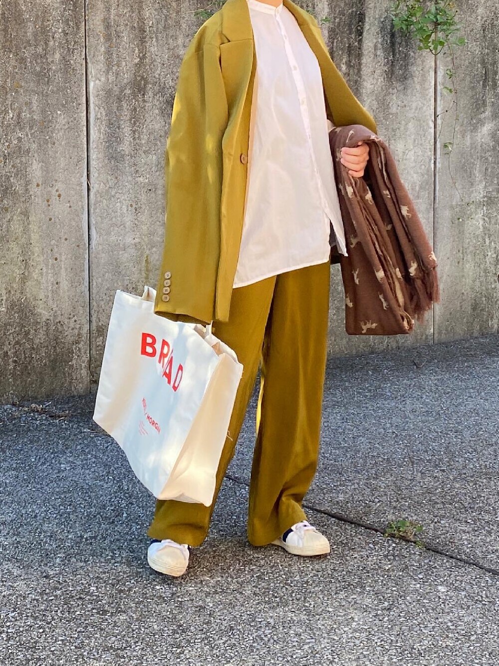 「秋のコーデ、大人コーデ、セットアップ、白シャツ、パンツスタイル、トートバッグ、ジャケット、大人カジュアル、スニーカー」｜「SETTOのFARMS SHIRT：スタンドカラーワイドシルエットシャツ（シャツ/ブラウス、ホワイト系）」を使った、ともさん（レディース・153cm）の秋コーディネートの1枚目の写真