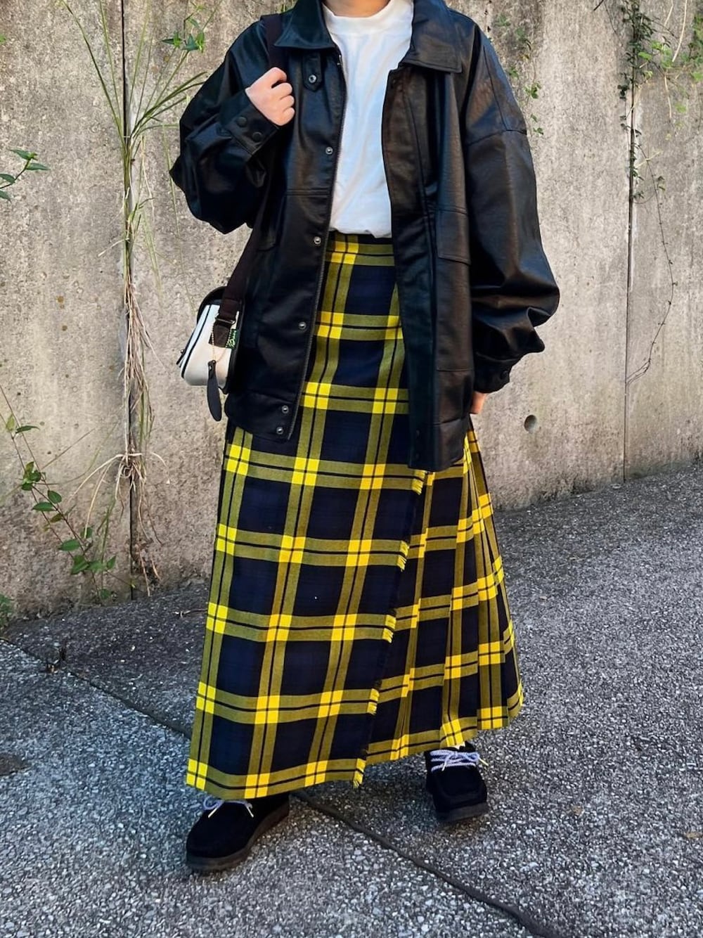 「秋のコーデ、オトナ女子、オトナカジュアル、きれいめカジュアル、レザージャケット、オニールオブダブリン、秋服コーデ、お出かけコーデ、低身長コーデ」｜「MONO-MART LADY'Sの比翼デザインヴィンテージライクフェイクレザーブルゾン（ブルゾン、ブラック系）」を使った、ともさん（レディース・153cm）の秋コーディネートの1枚目の写真
